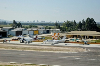 Conheça o condomínio em Santa Catarina onde só mora quem tem um avião na garagem