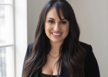 Jornalista Karol Kantovick será homenageada por trajetória que conecta histórias à imprensa