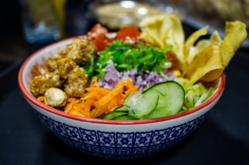 Menu Poke inaugura franquia na Praia Brava com cardápio de 1500 combinações