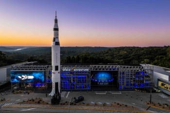 Space Adventure Canela recebe rocha original do acervo de Charles Duke, mais jovem astronauta a pisar na lua