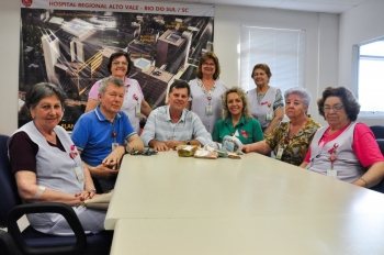 Voluntários repassam R$ 50 mil ao Hospital Regional Alto Vale