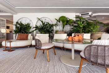 Terra & Brisa: vitrine coloca o exterior no centro da casa