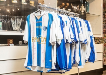 Instituto Guga Kuerten promove leilão em prol das famílias beneficiadas pelo projeto